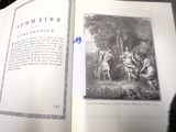 un livre ouvert sur lequel figure la photo d'un groupe de personnes