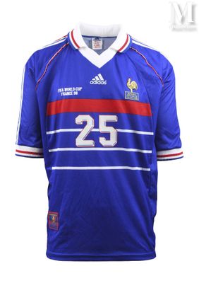 un gros plan sur un maillot de football portant le numéro 25