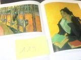 un livre sur lequel figure la photo d'une femme assise sur une chaise