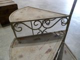 une table d'angle surmontée d'un miroir