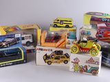 un grand nombre de jouets posés sur une table