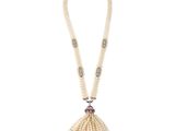 un collier orné de perles et d'un pompon sur fond blanc