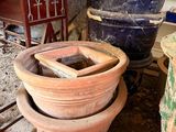 de nombreux pots posés à même le sol