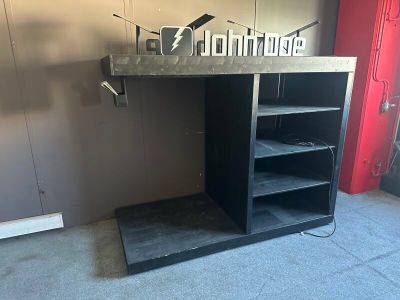 Un meuble de présentation Retrait du lot le 5 et 6 mai 2026 …