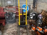 un chariot élévateur au milieu d'une pièce remplie de palettes en bois
