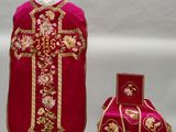 deux morceaux de tissu rouge et or ornés d'une croix