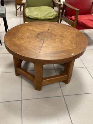 plusieurs chaises et une table dans une pièce au sol carrelé