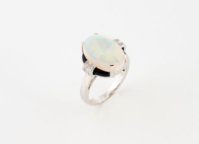 une bague en oplite et diamants