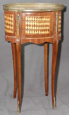 une vieille table en bois avec un plateau en marbre et deux pieds