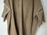 l'image d'un pull-over accroché au mur d'une pièce