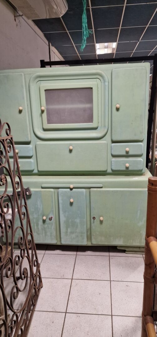 Buffet deux corps des années 1950 peint en vert.
