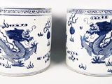 paire de vases bleus et blancs à motifs de dragons