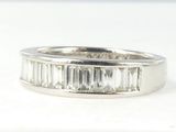 une photo d'une alliance sertie de diamants taille baguette
