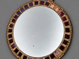 une image représentant un miroir avec un cadre doré et un miroir aux reflets multicolores