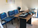 une pièce avec des chaises et une table sur laquelle se trouve un ordinateur