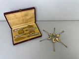 une boîte contenant un ensemble de cuillères et des cuillères