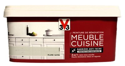 un récipient rempli de nourriture posé sur une table