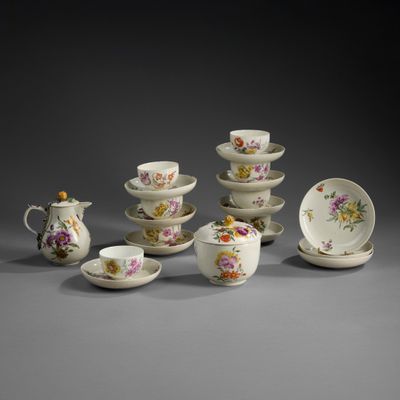 une image représentant un ensemble de tasses et de soucoupes ornées de fleurs