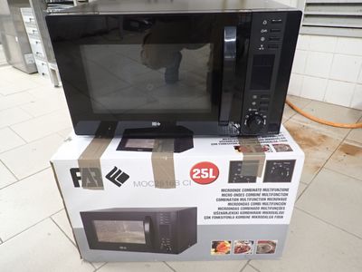 un micro-ondes posé sur une boîte posée par terre
