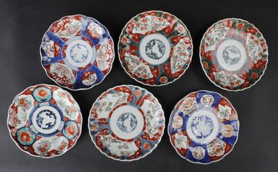 JAPON: 6 assiettes en porcelaine à décor Imari.