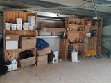 un garage où s'entassent des cartons et encore des cartons par terre