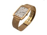 une image d'une montre-bracelet en or avec des chiffres romains sur le cadran
