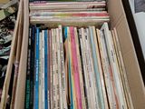 une boîte pleine de livres posée sur le sol