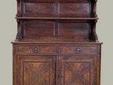 une vieille commode en bois avec un plateau sculpté et des tiroirs