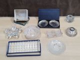 une table sur laquelle se trouvent de nombreux objets en verre