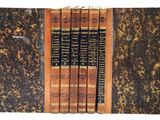 une pile de livres posés les uns sur les autres sur une table