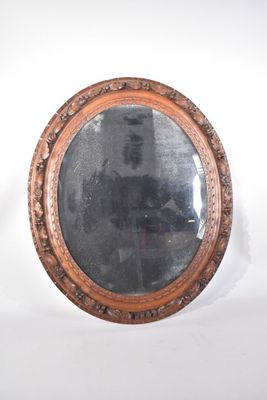 une photo d'un miroir accroché au mur