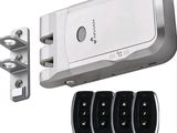 quatre télécommandes reliées à un appareil fixé au mur