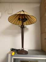Lampe style TIFFANY. Haut. 78. Vente judiciaire faite aux fr…