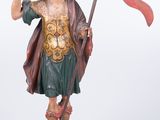 statue d'un homme tenant un drapeau rouge et un drapeau rouge