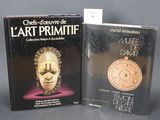 deux livres posés sur une table, avec une horloge sur la couverture