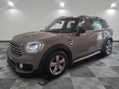 une photo d'une Mini Countryman dans un showroom