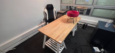 un bureau avec une chaise et une table sur laquelle se trouve un bol rouge