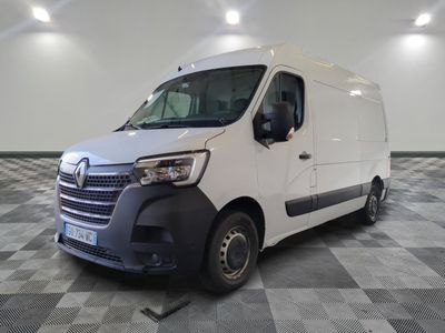 la photo d'une camionnette blanche garée dans une pièce