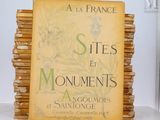 des livres empilés les uns sur les autres sur une table