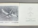 un livre ouvert sur lequel figure l'image d'un avion volant dans le ciel
