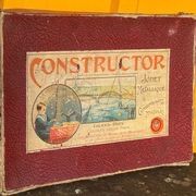 une photo d'un livre sur la construction posé sur une table