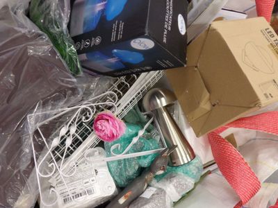 un tas d'objets divers posés sur une table