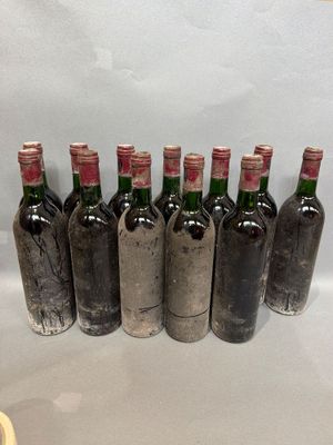 six bouteilles de vin sont alignées sur une table