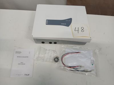 une boîte avec une télécommande sur une table