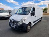 une camionnette blanche garée sur le parking