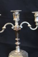 Paire de chandeliers à trois bras de lumière en métal argent… (photo 2)