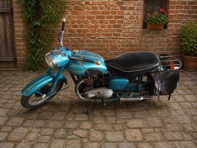 une moto bleue garée devant un immeuble en briques
