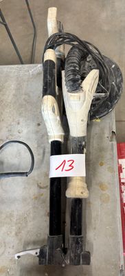 une paire de battes de baseball et une paire de ciseaux posés sur une table