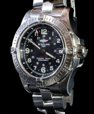 gros plan d'une montre sur fond noir