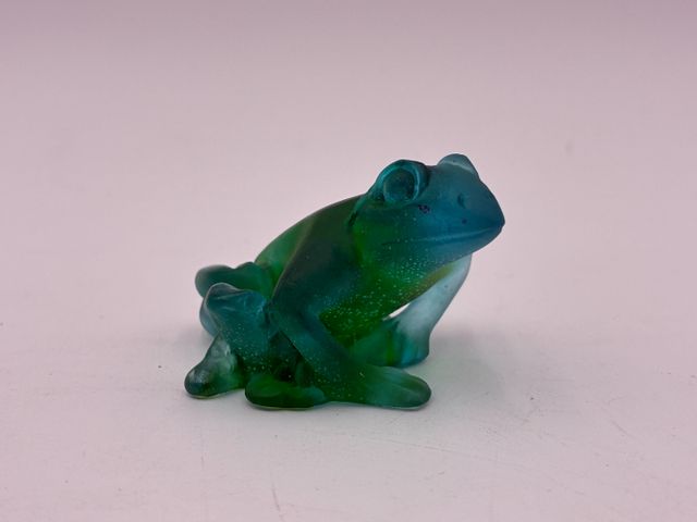 DAUM FRANCE – Grenouille verte en pâte de verre. Signée sous la b...